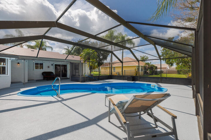 Property Photo:  2502 SE University Terrace  FL 34952 