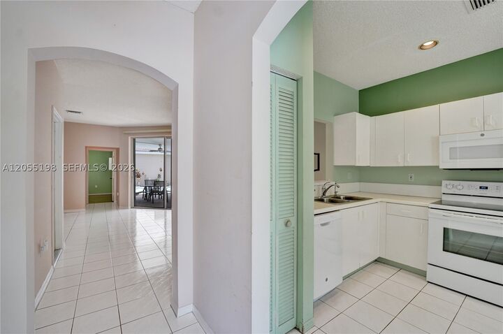 Property Photo: 4025 Fern Forest Rd FL 33026