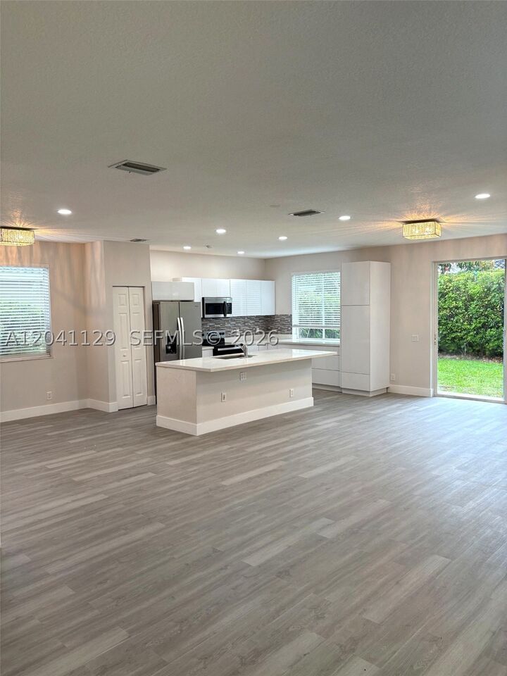 Property Photo: 1528 Salerno Cir 1528 FL 33327