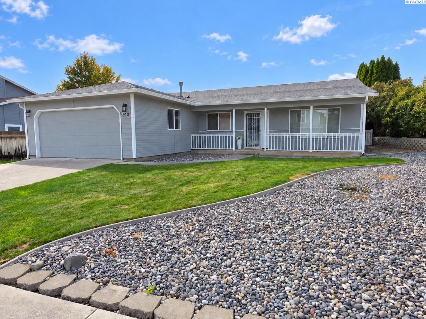 Property Photo:  910 S Arthur  WA 99336 