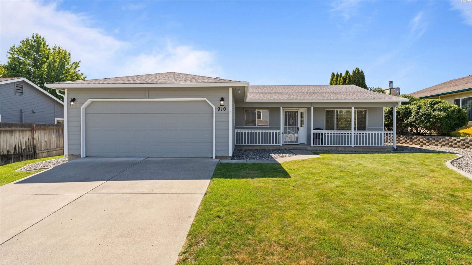 Property Photo: 910 S Arthur WA 99336