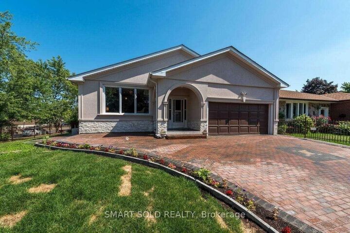 Property Photo: 1116 Pomona Court Main ON L5C 1N2