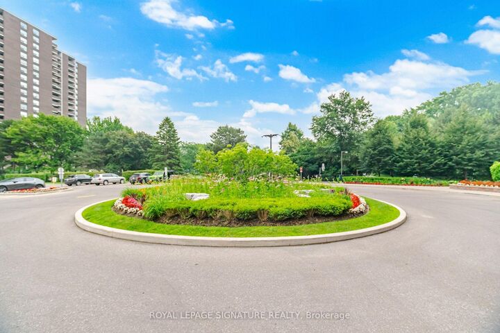 Property Photo:  1485 Lakeshore Road E 411  ON L5E 3G2 