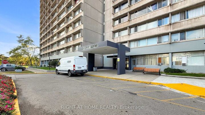 Property Photo: 10 Sunny Glenway 511 ON M3C 2Z3