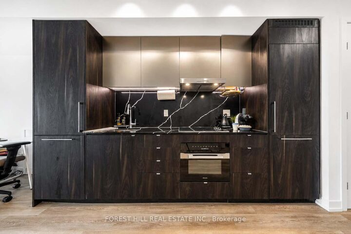 Property Photo: 771 Yonge Street W 601 ON M4W 2G4