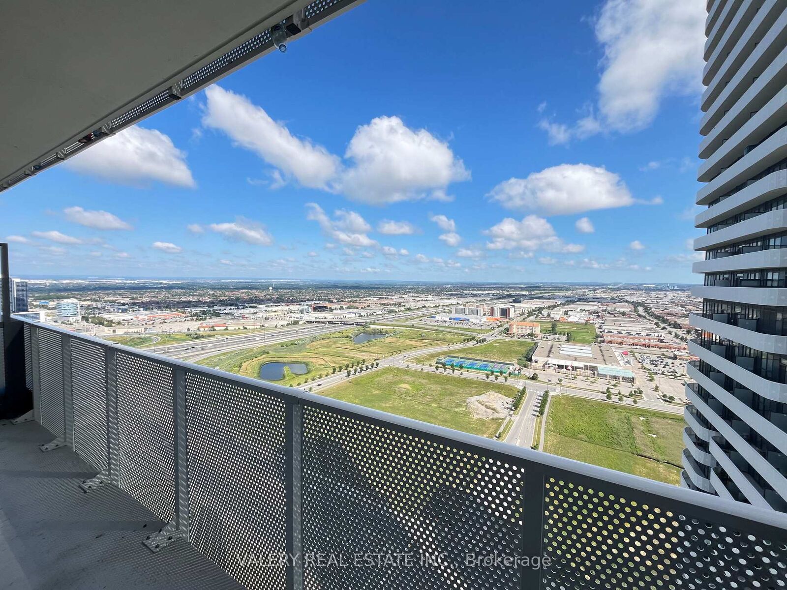 Property Photo: 195 Commerce Street 4112 ON L4K 0P9