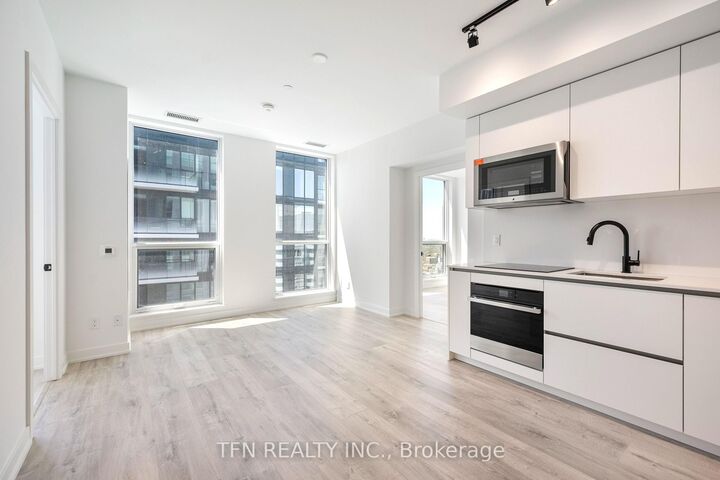 327 King Street W 4704 — photo 1
