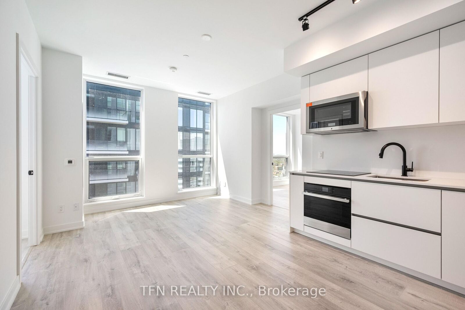 Property Photo: 327 King Street W 4704 ON M5A 0Y5