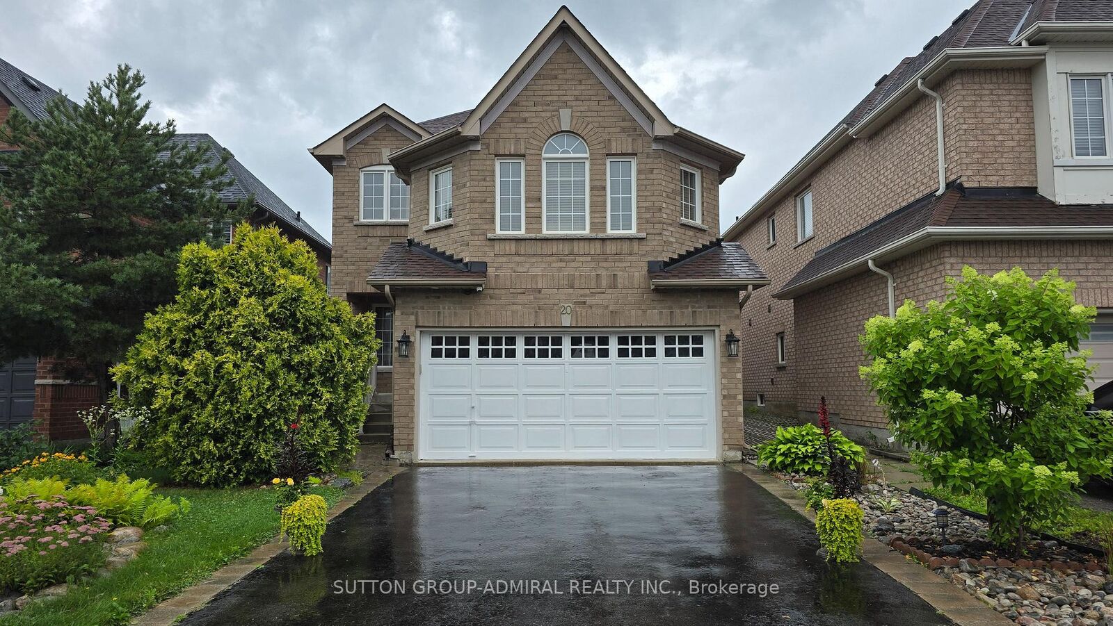 Property Photo: 20 Aztec Court ON L4S 2W6