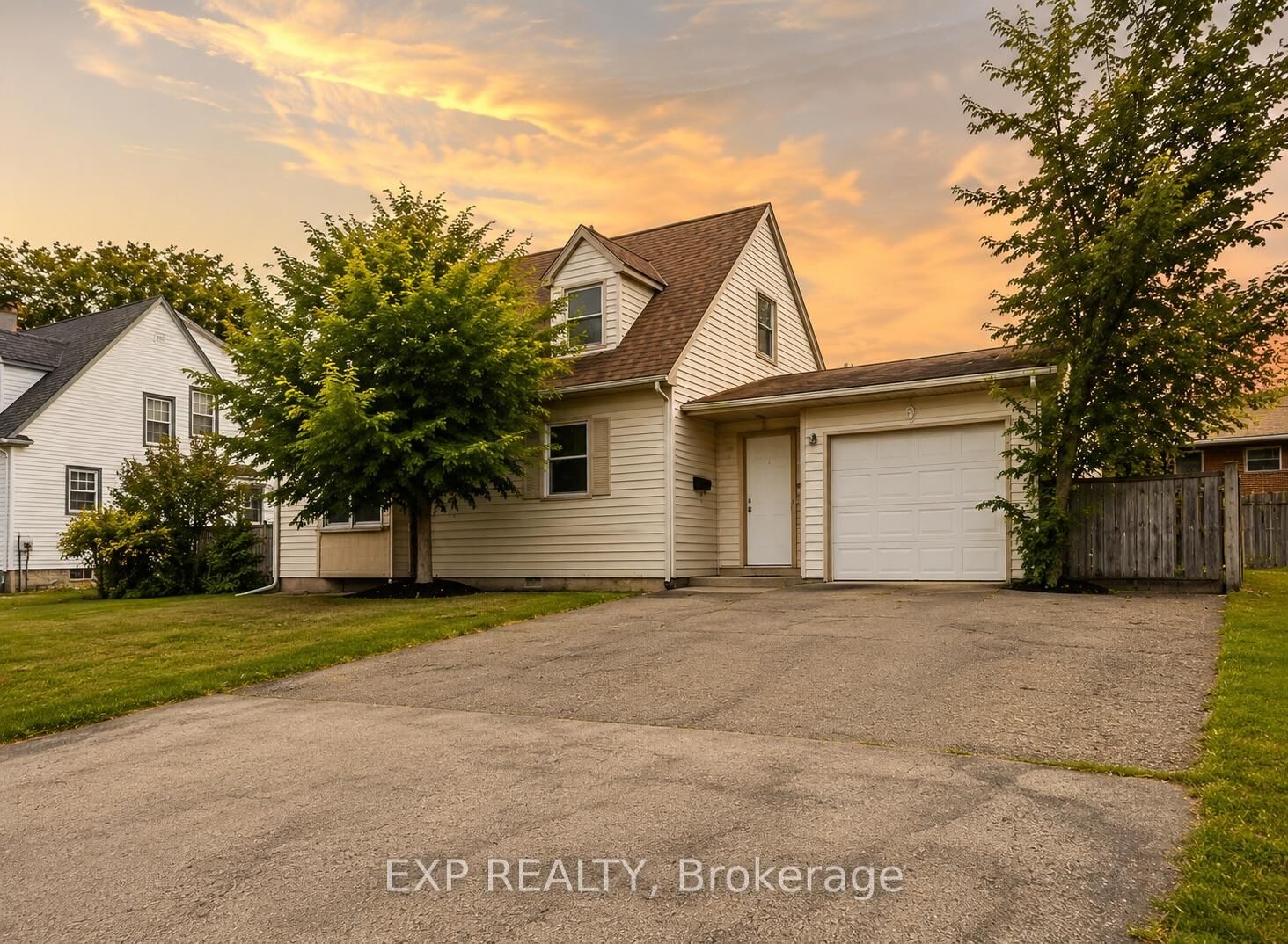 Property Photo:  208 Thorold Road  ON L3C 3V7 