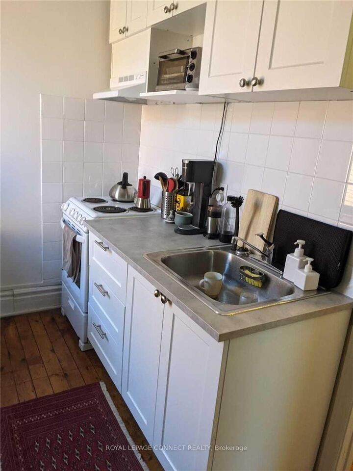 Property Photo: 59 Gwynne Avenue 4 ON M6K 2C5