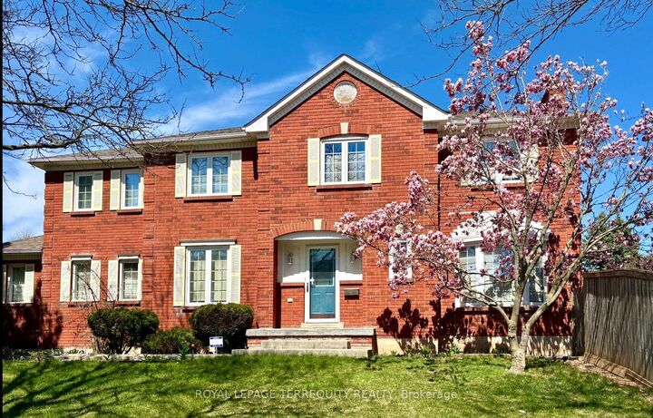 Property Photo: 5577 Haddon Hall Road ON L5M 5G4