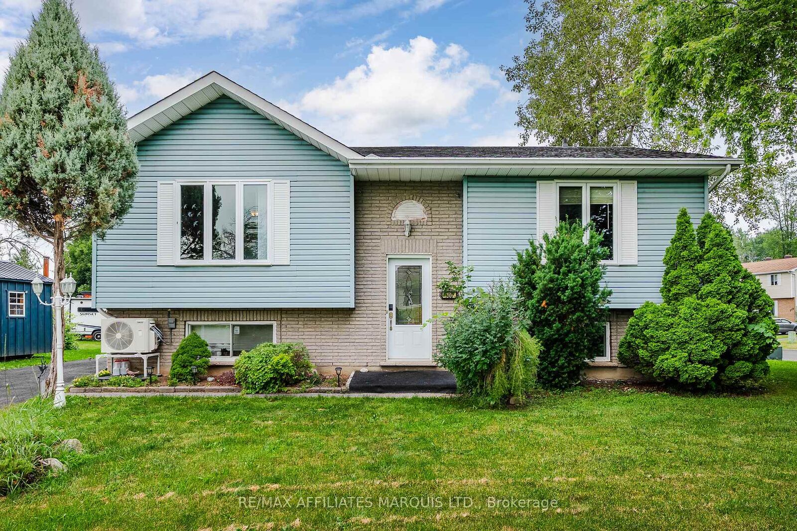 Property Photo:  700 Lynn Street  ON K6H 7E3 