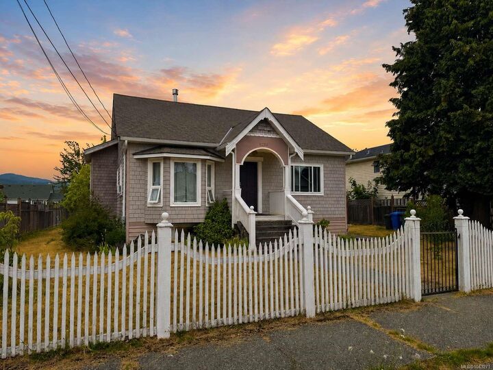 2738 12th Ave — photo 1