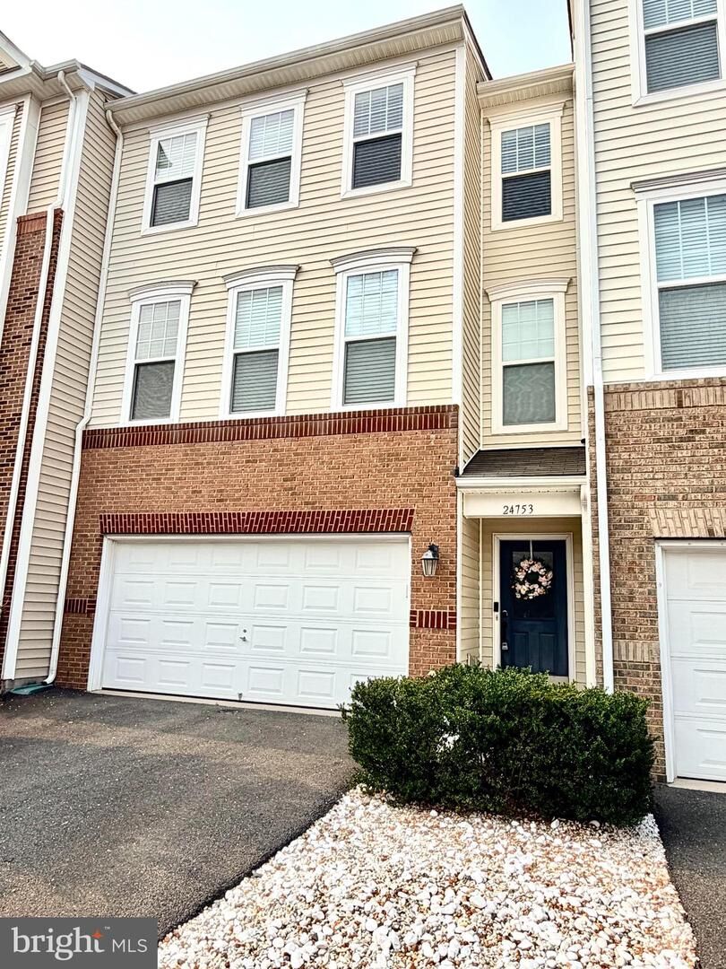 Property Photo: 24753 Gracehill Terrace VA 20105