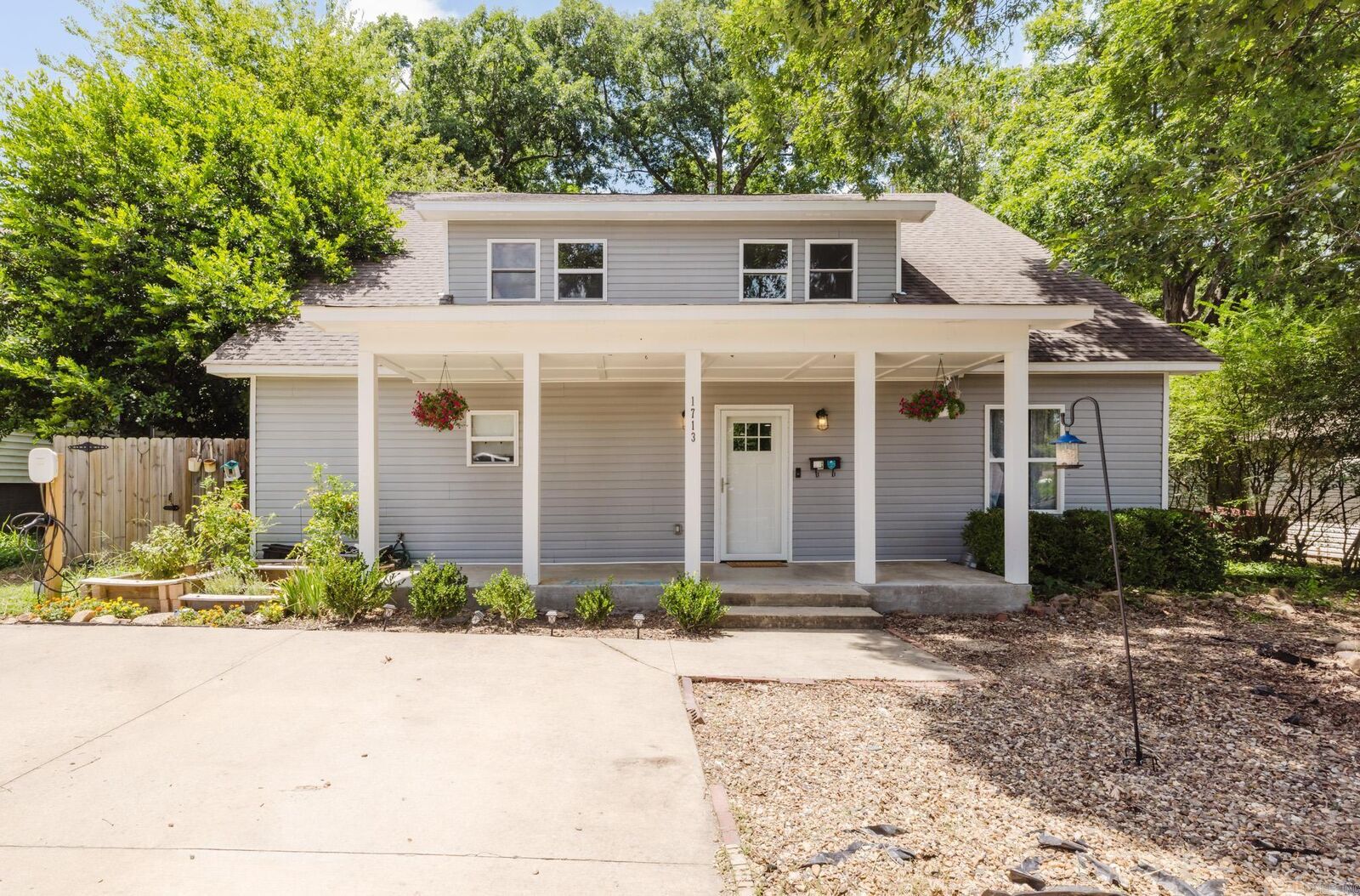 Property Photo:  1713 Iris Street  AR 72202-1809 