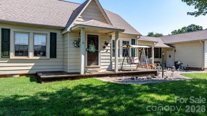 Property Photo: 2504 Brentwood Circle NC 28645