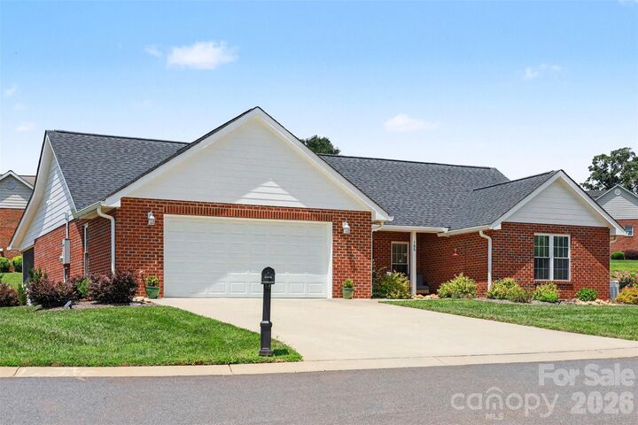 Property Photo: 105 Kingston Place NC 28160