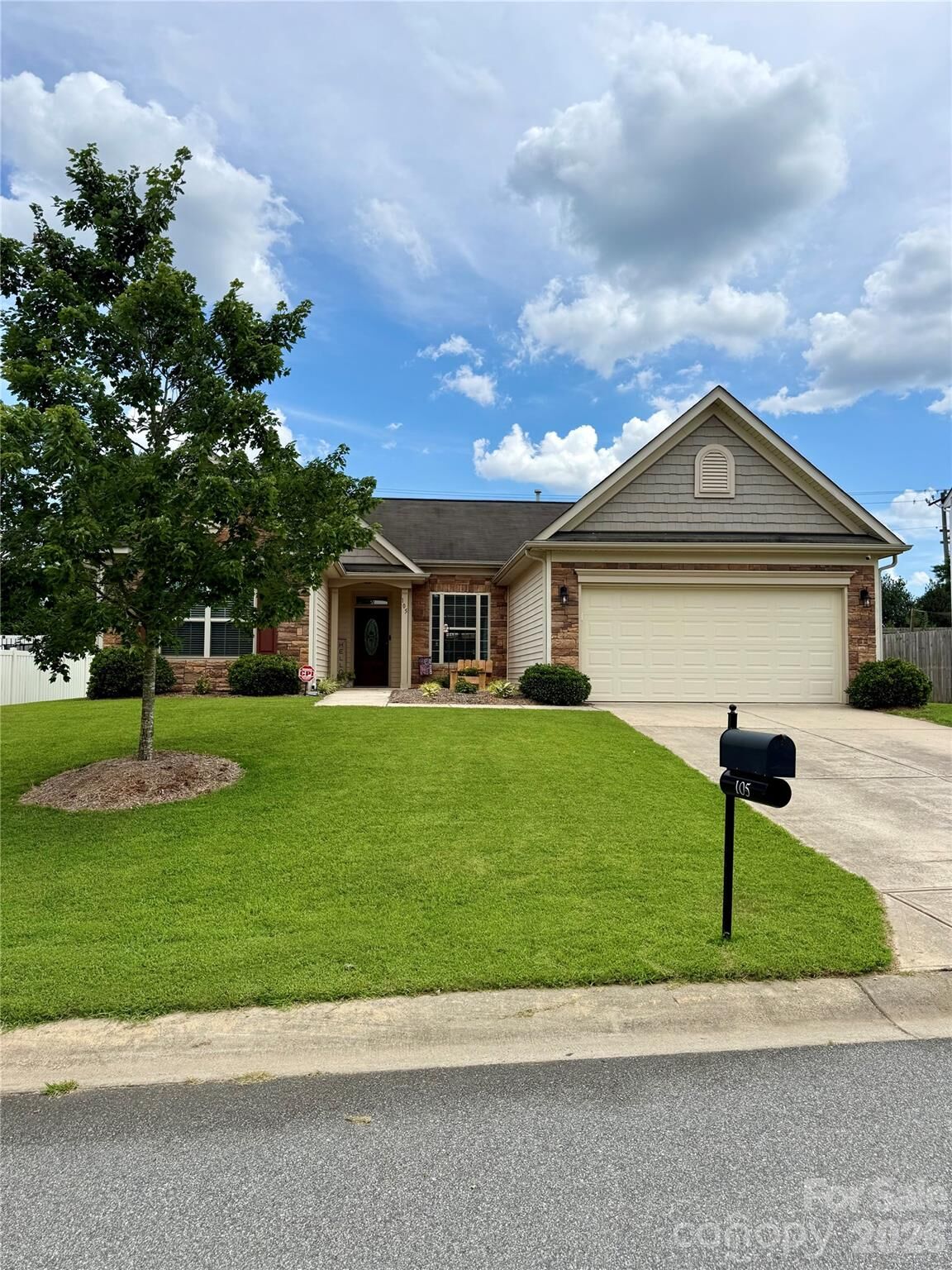 Property Photo: 105 Kingston Drive NC 28120