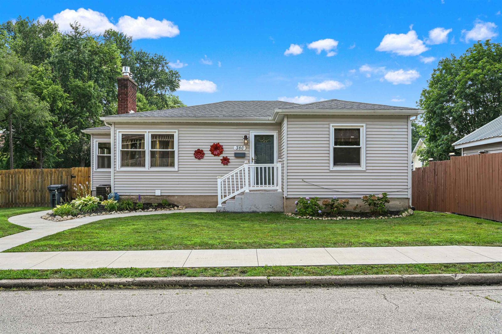 Property Photo: 380 Glen Oak Street IA 52001