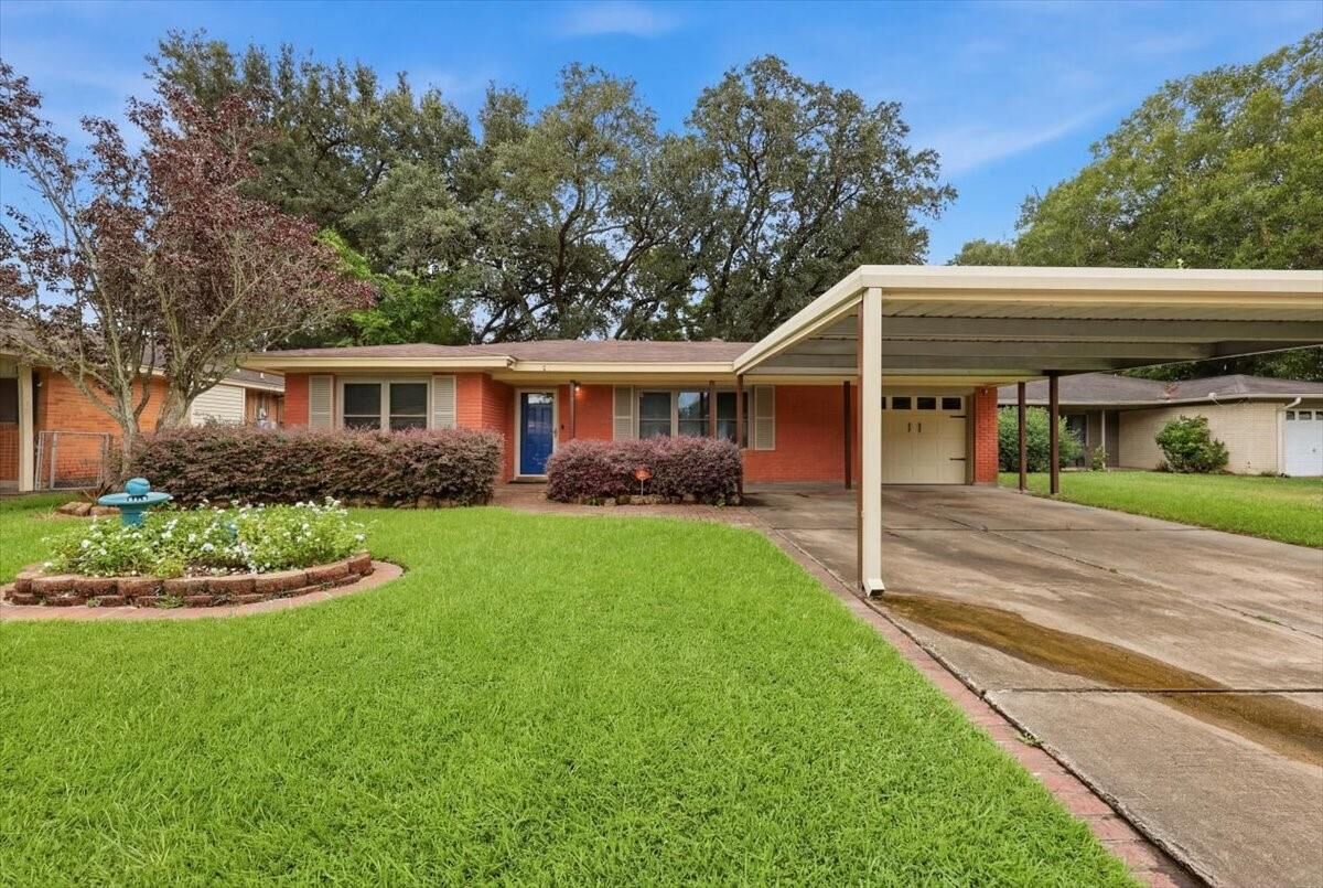 Property Photo:  627 Crepe Myrtle Avenue  TX 77630 