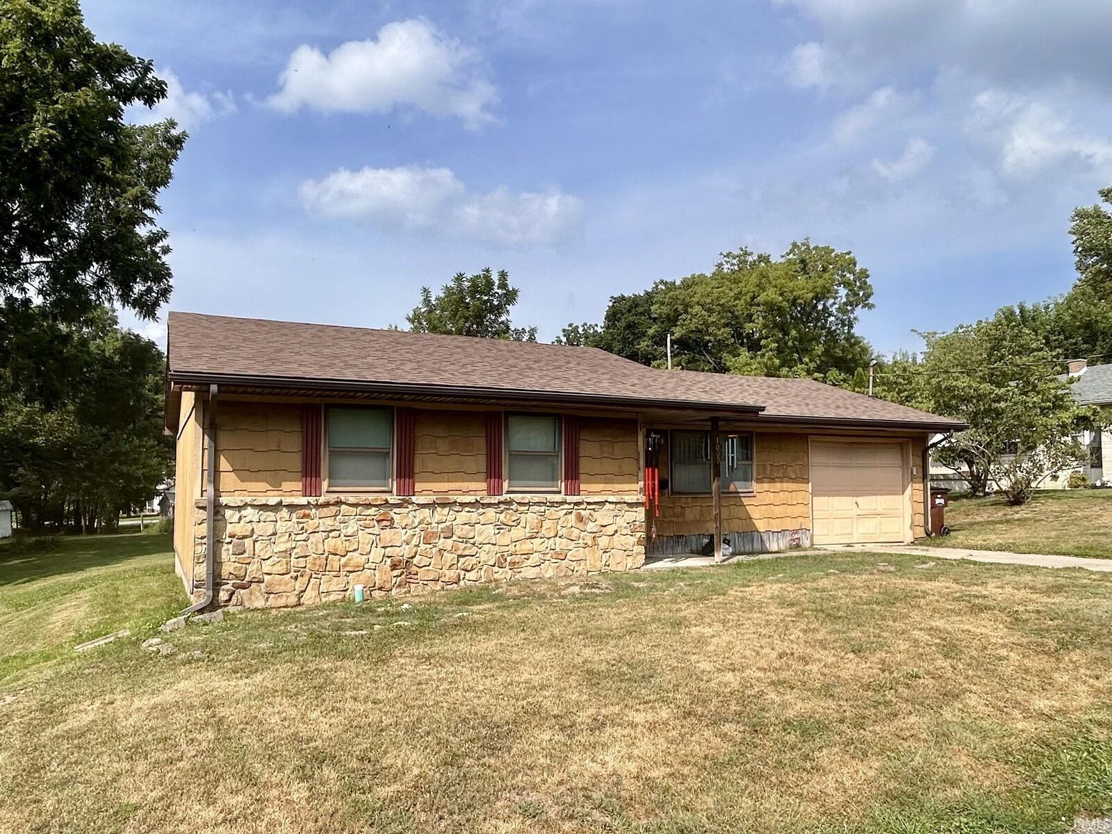 Property Photo: 1009 W Walnut Street IN 47220-1722