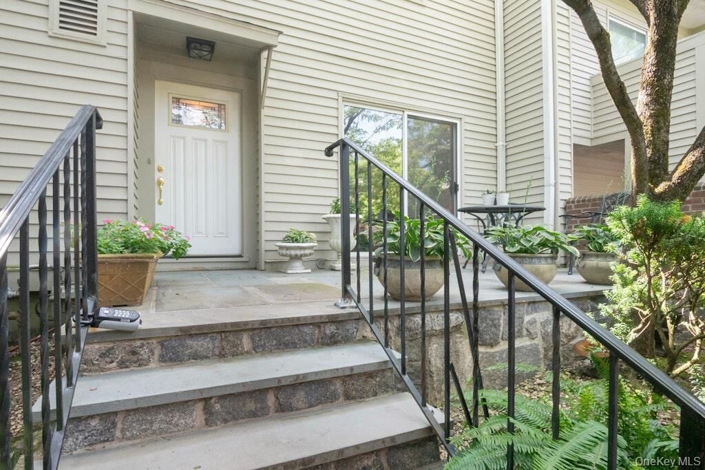 Property Photo:  8 Waterside Close  NY 10709 