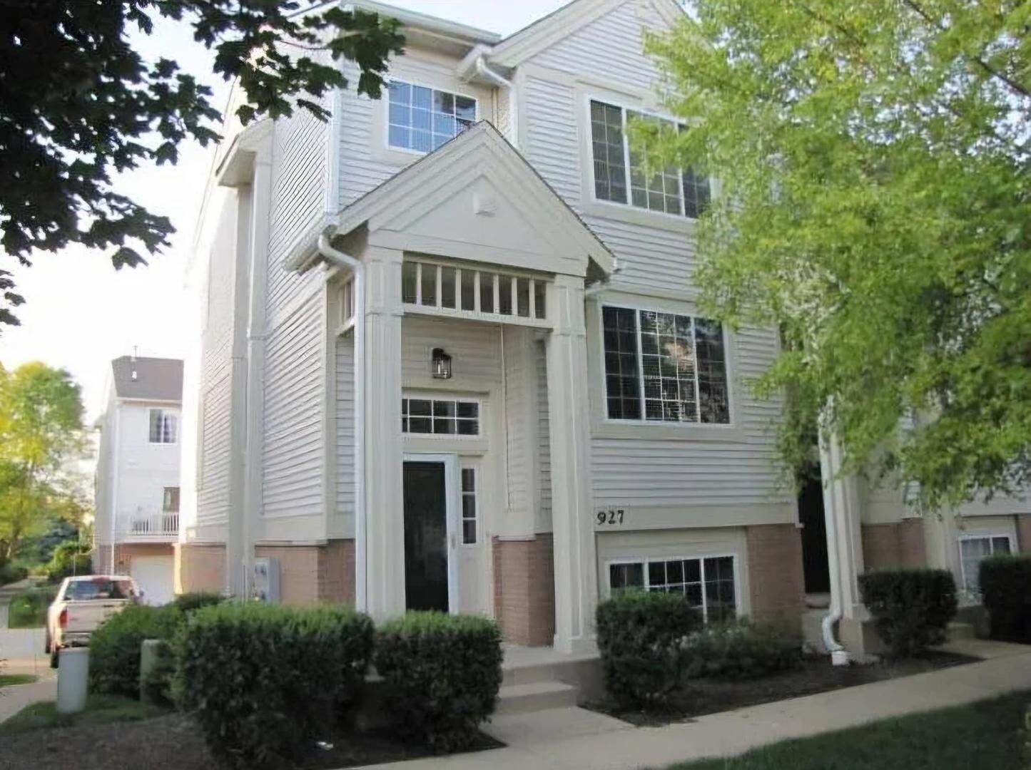 Property Photo: 927 Pheasant Trail 927 IL 60174