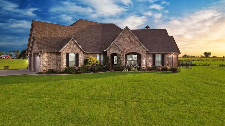 Property Photo: 9688 Whispering Creek Terrace TX 76050