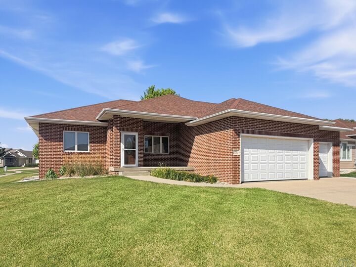 Property Photo:  901 Rockwood Ct  IA 51054 