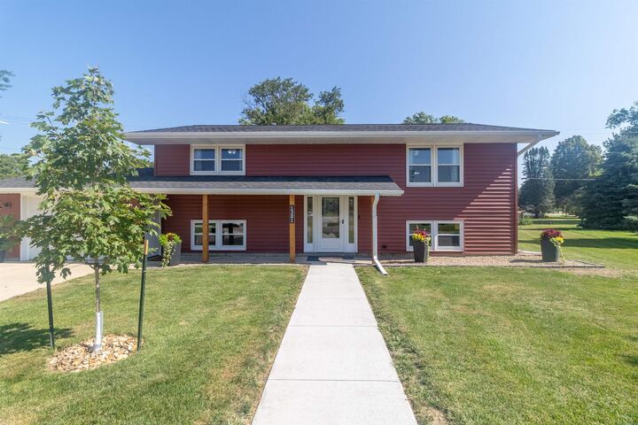 Property Photo: 1301 Maple Dr IA 51040