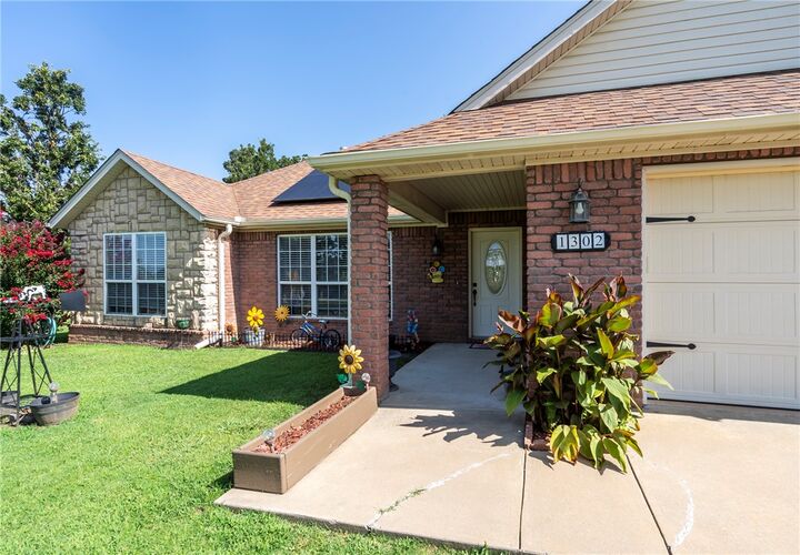 Property Photo:  1302 E Crawford Street  AR 72734 