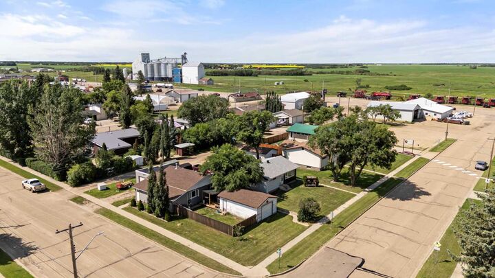 Property Photo: 4704 50 Avenue AB T0B 2L0