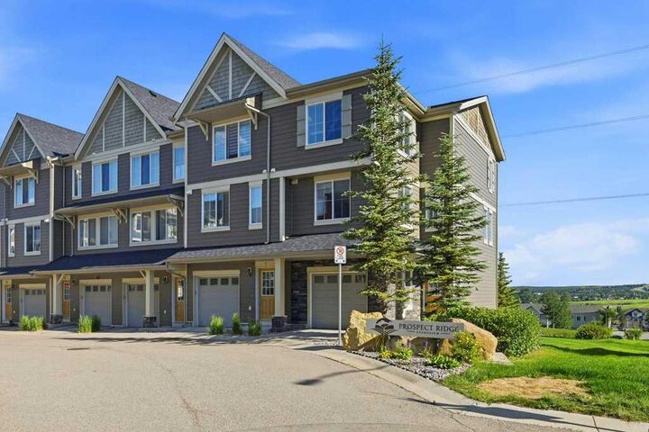 Property Photo:  3 Evansview Gardens NW  AB T3P 0L2 