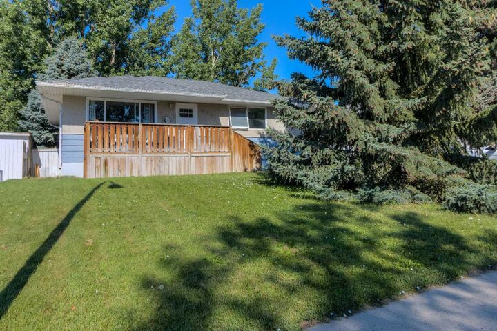 Property Photo: 830 9 Street N AB T1H 1Z5