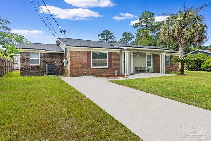 Property Photo:  10517 Heatherwood Dr  FL 32506 