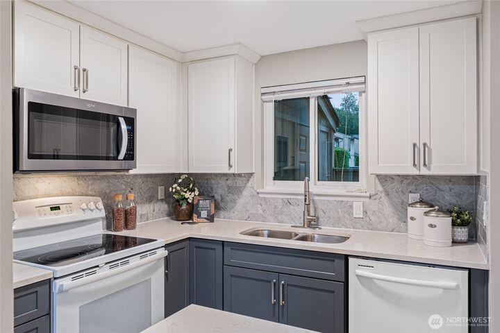 Property Photo: 10053 NE 138th Place F5 WA 98034