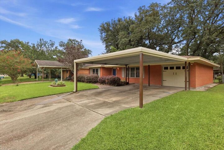 Property Photo: 627 Crepe Myrtle TX 77630