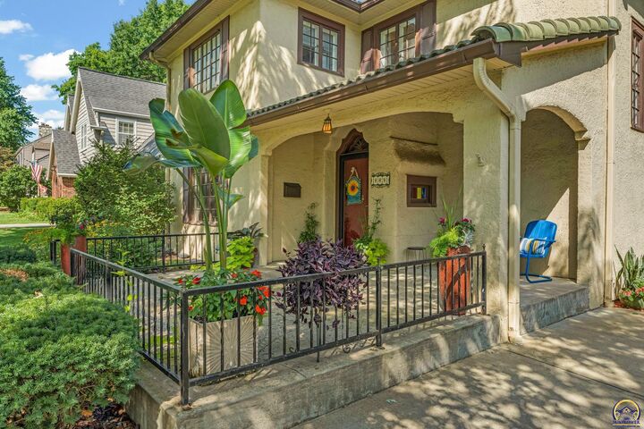 Property Photo:  1321 SW Pembroke Ln  KS 66604 