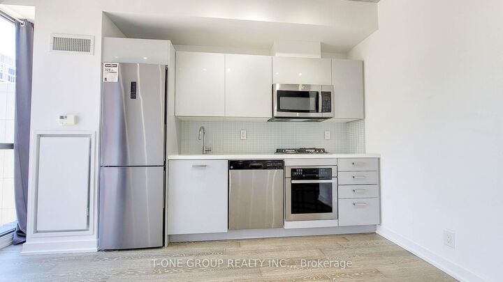 Property Photo: 39 Brant Street 704 ON M5V 0M8