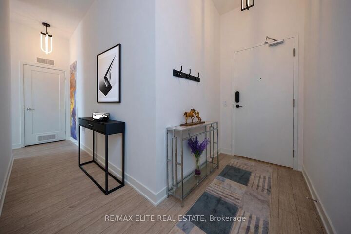 Property Photo: 105 Oneida Crescent Ph 10 ON L4B 0H6
