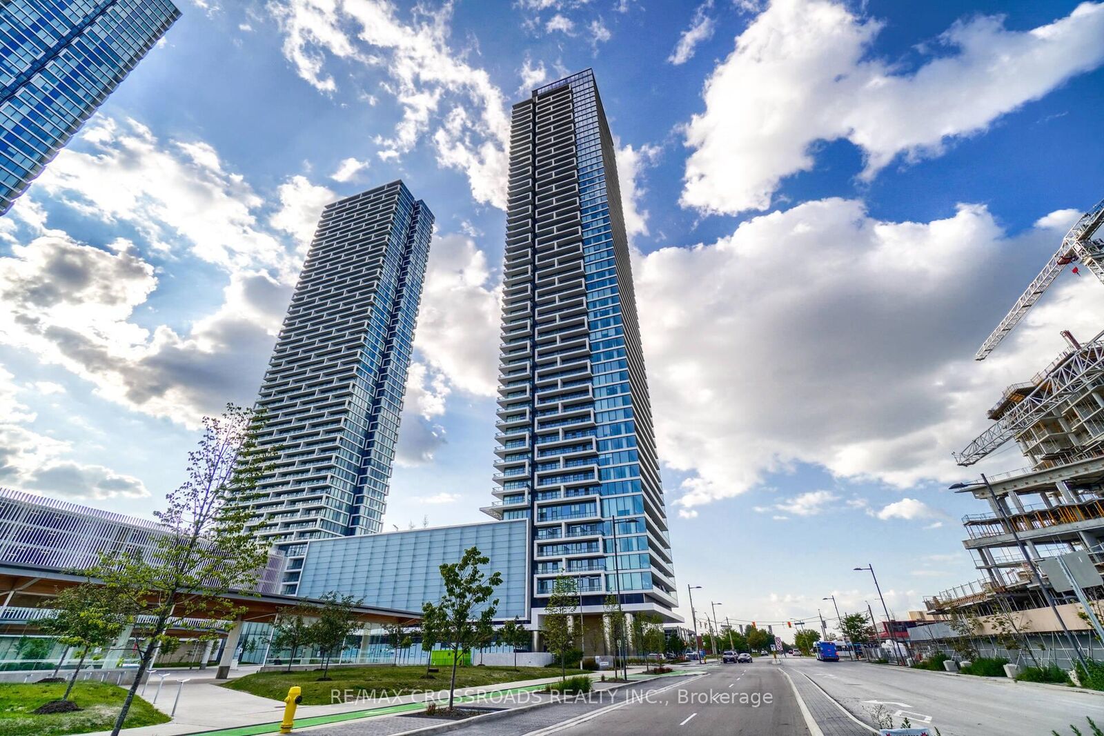 Property Photo:  950 Portage Parkway 4009  ON L4K 0J7 