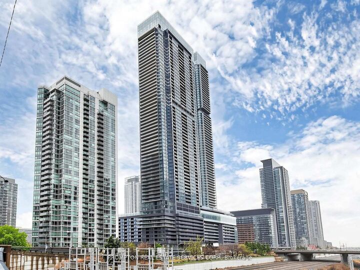Property Photo: 1 Concord Cityplace Way 4306 ON M5V 0X3