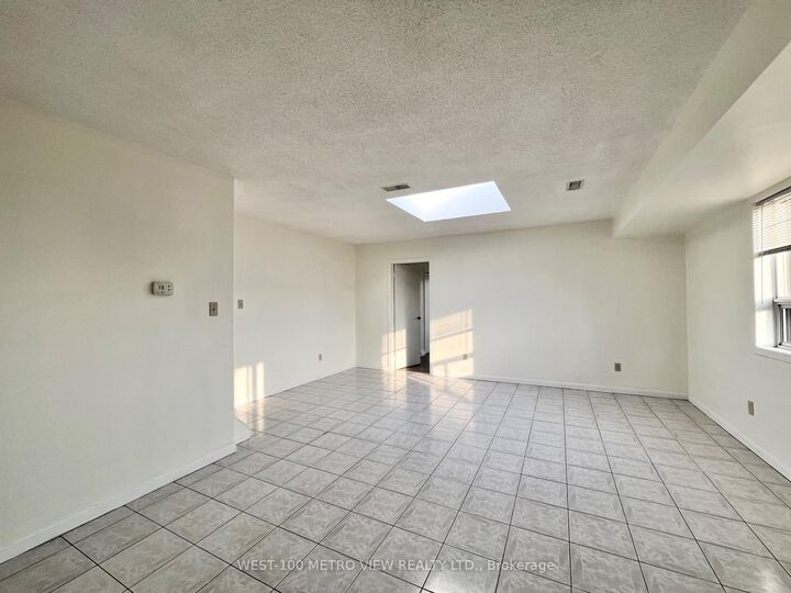 Property Photo:  1686 St Clair Avenue W 3A  ON M6G 1C6 