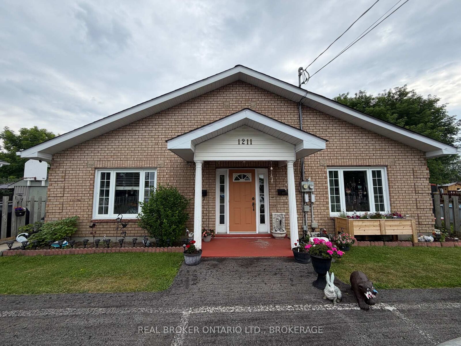 Photo de la propriété:  1211A-1211B Notre Dame Street  ON K6J 4Y7 