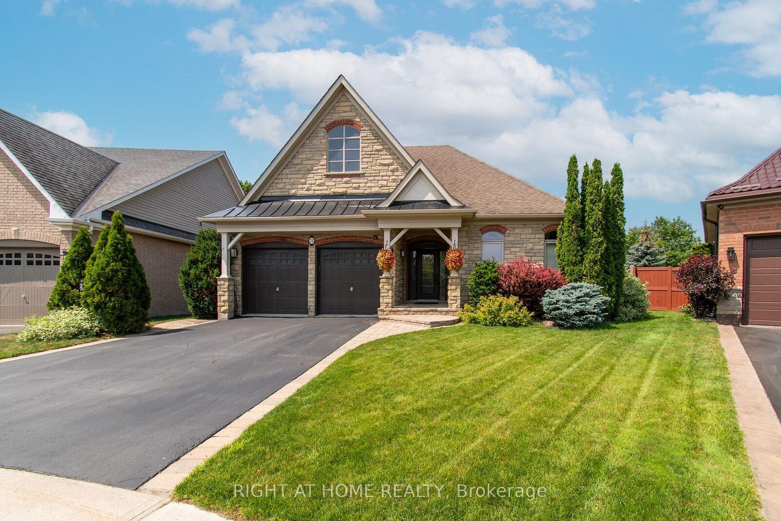 Photo de la propriété:  74 Royal Park Boulevard  ON L4N 6M7 
