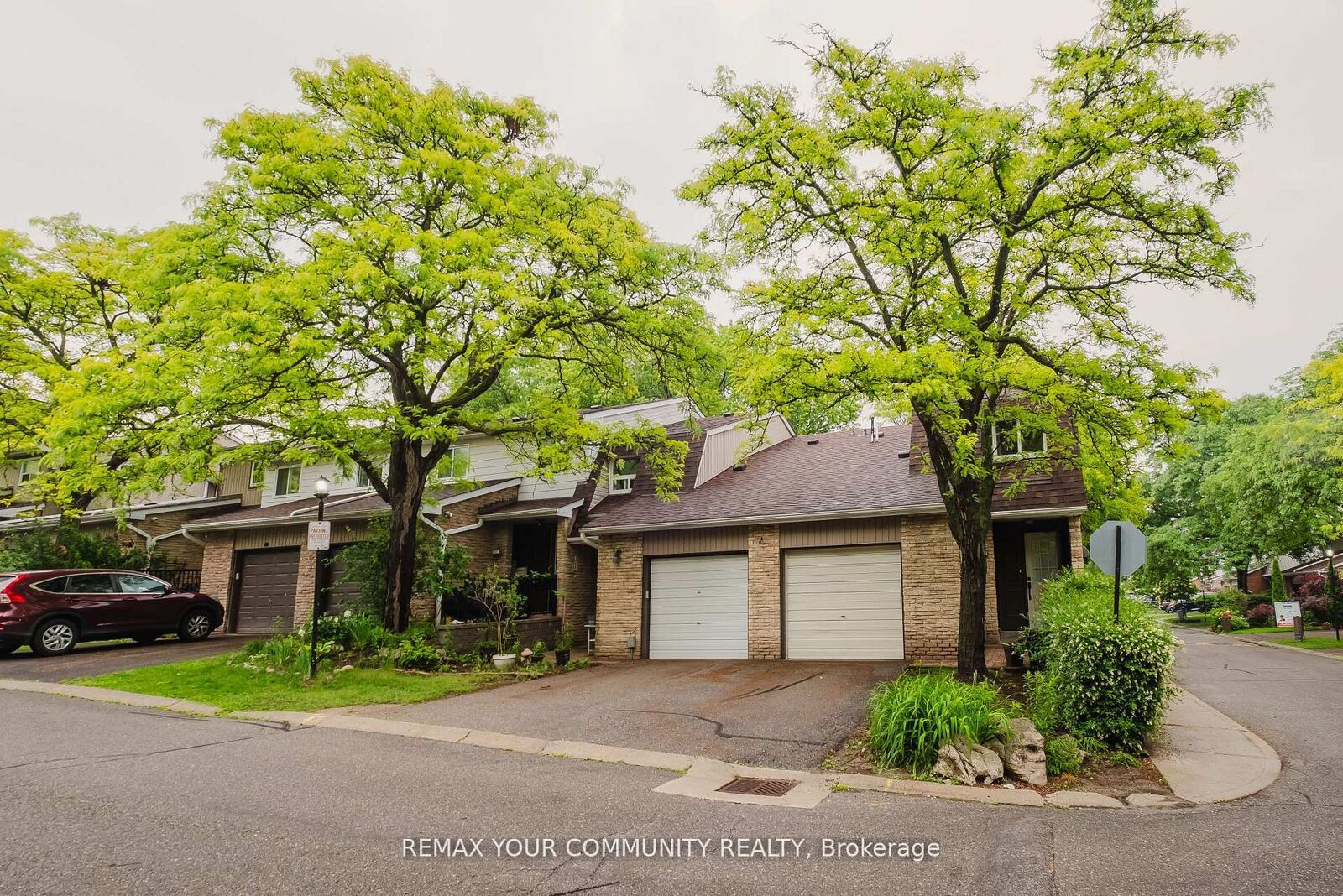 Property Photo: 27 Dunkeld Way ON L3T 4Y8