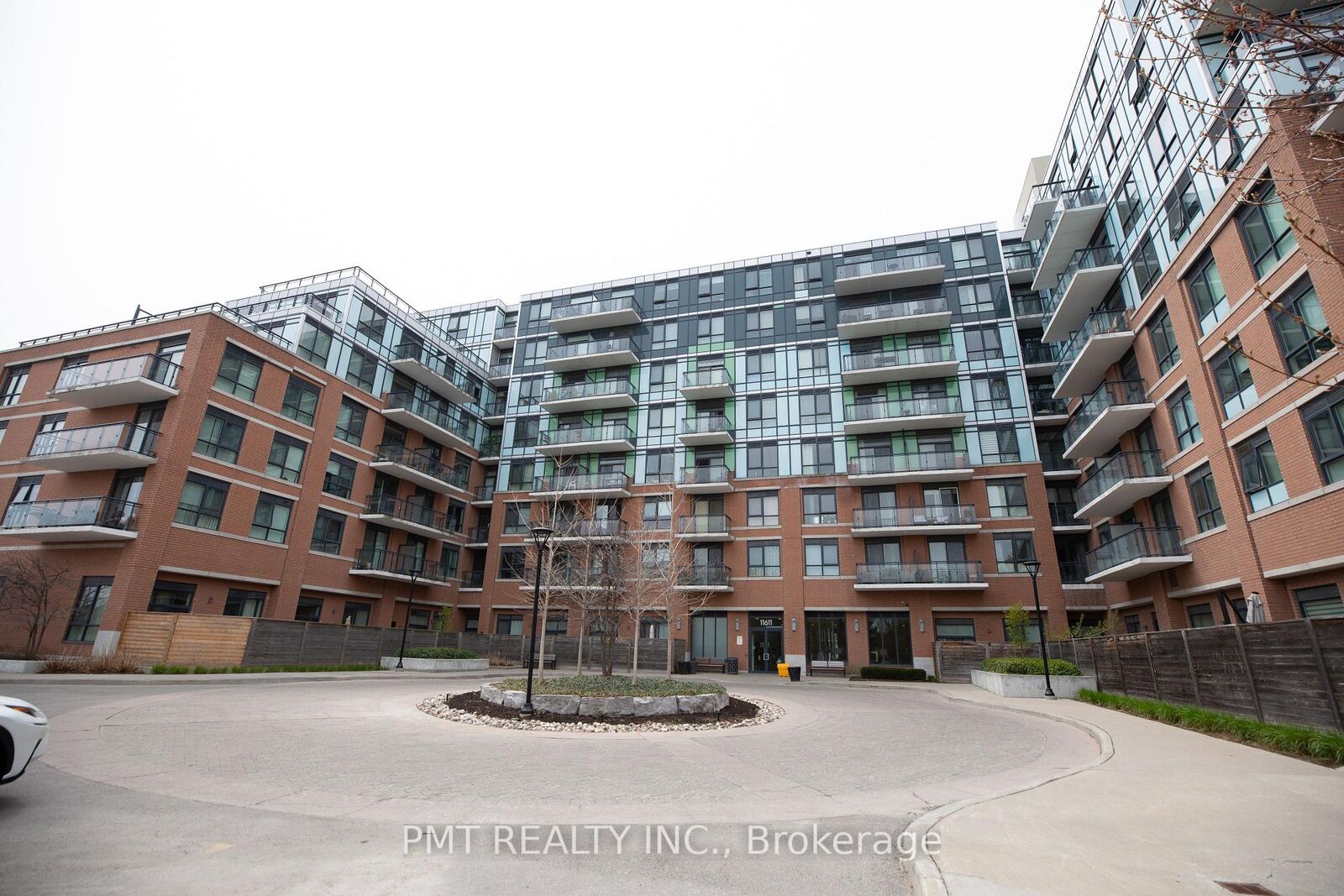 Property Photo: 11611 Yonge Street 516 ON L4E 1G2