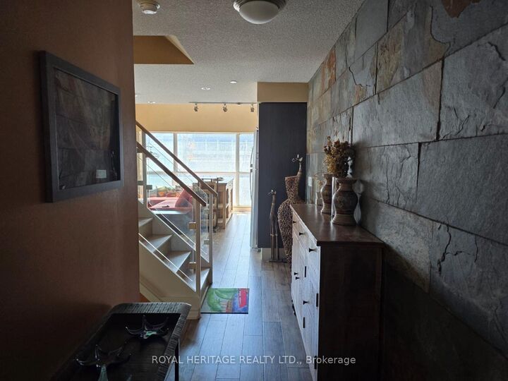 Photo de la propriété: 386 Yonge Street 510 ON M5B 0A5