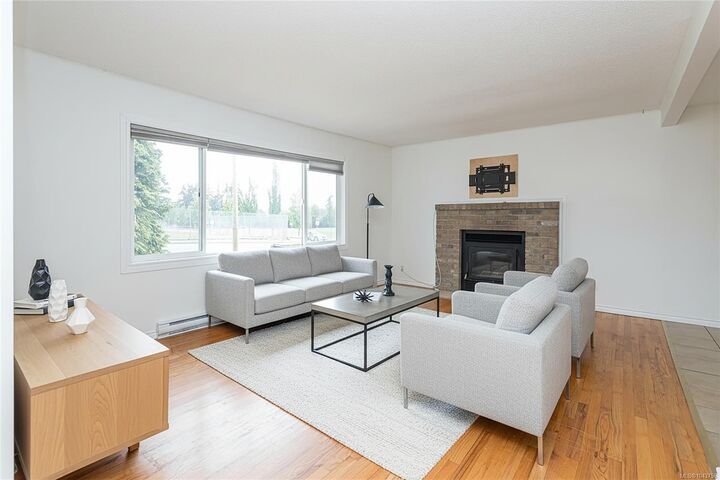Property Photo: 607 Fifth St BC V9R 1P7